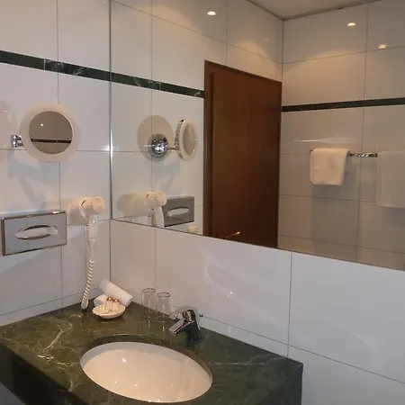 Hotel Schoen Am Rhein 3*